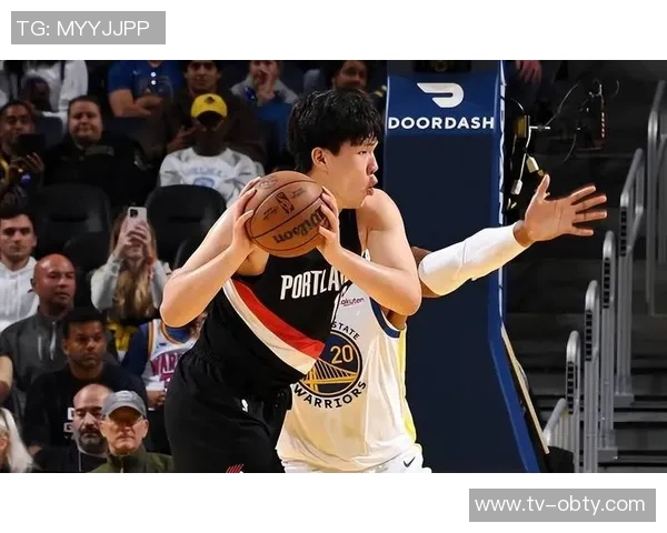 内线核心表现出色科内特半场高效贡献8分4板1帽助球队领先 内线核心表现出色科内特半场高效贡献8分4板1帽助球队领先