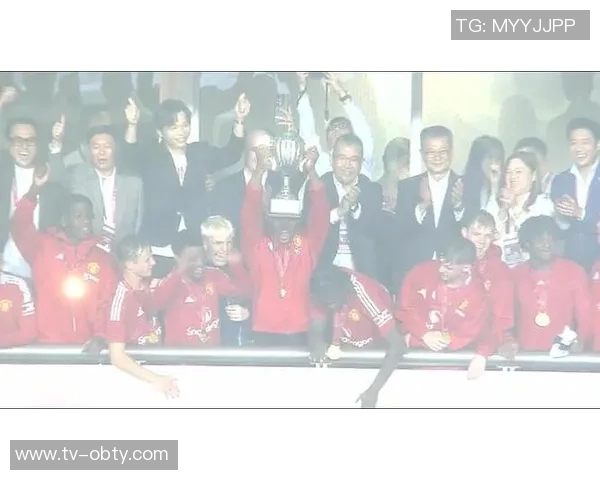 奥比马丁随曼联一线队训练舍什科受伤或为他创造机会